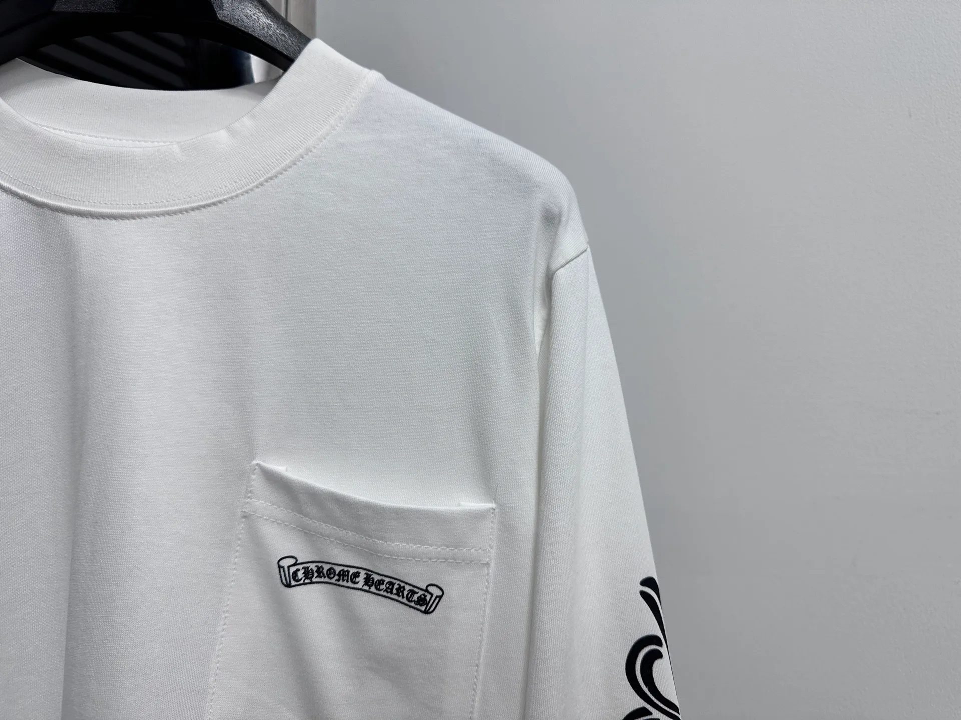 🅿️232 [Come hearts] Crow heart graffiti letters are limited to Sanskrit printed long sleeves. The collar and cuffs have high-weight threads. The fabric is custom-woven and dyed 280g double-yarn pure cotton. The washed anti-counterfeiting tags and other accessories are all in the correct version. It is super conspicuous, super pretty, and super stylish. The same style for men and women! The overall upper body highlights fashion and individuality. Wearing it together as a couple is a recommended T-shirt by the Street Ace!! Same style for men and women. Size: XS-L